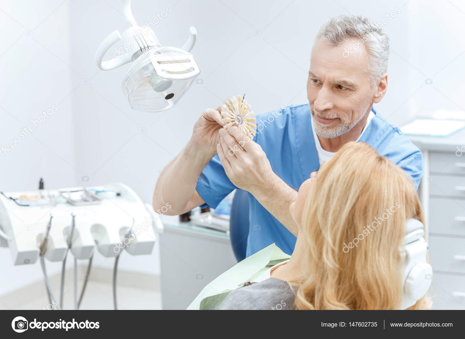 Dentist matching teeth colour — Stock Photo ... Dentist matching teeth colour — Stock Photo ...