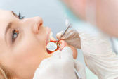 Pacient při zubní check-up 