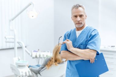 üniformalı üst düzey diş hekimi