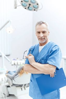 üniformalı üst düzey diş hekimi