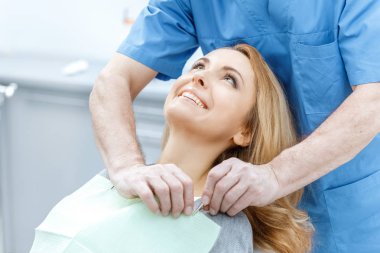 Dişçi kliniğindeki kadın