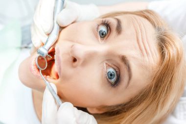 Diş hekimi kür korkmuş hasta