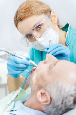 Diş hekimi ve hastada klinik 