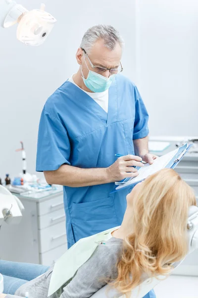 Fogorvos beteggel a fogászati klinikán — Stock Fotó