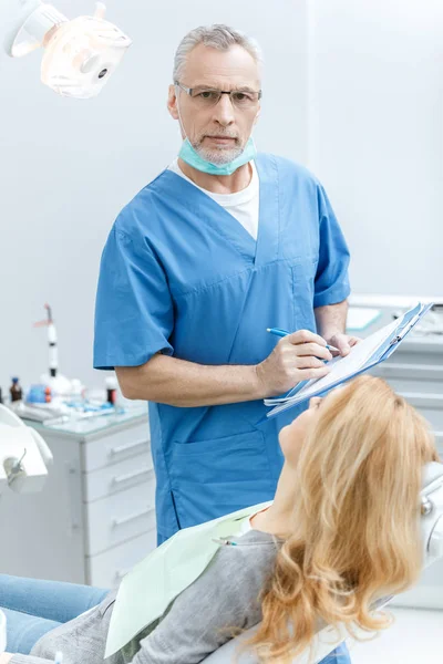 Стоматолог з пацієнтом у стоматологічній клініці — стокове фото