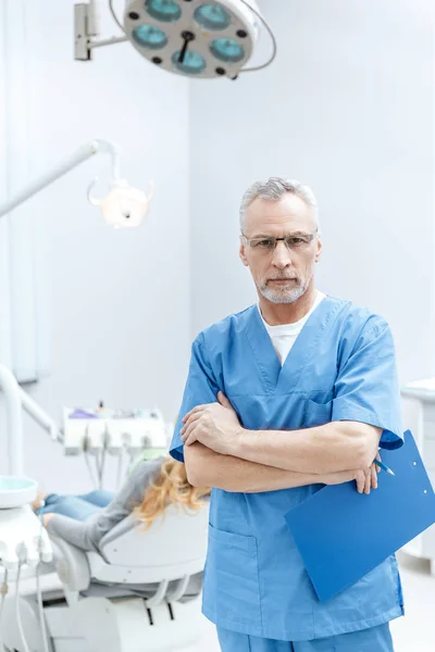 Senior dentysta w mundurze — Zdjęcie stockowe