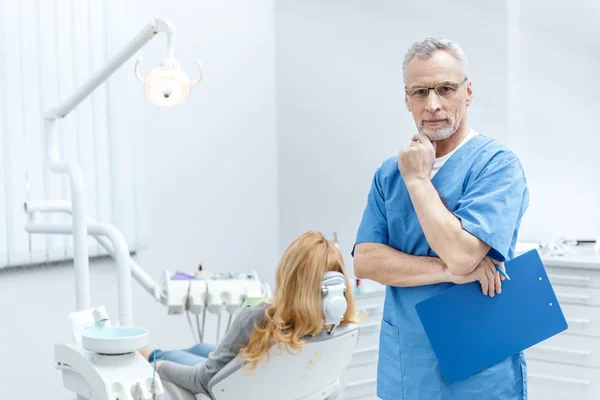Dentista sênior em uniforme — Fotografia de Stock
