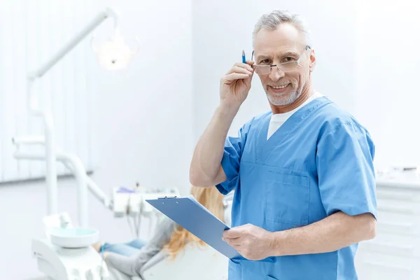 Dentista anziano in uniforme — Foto Stock