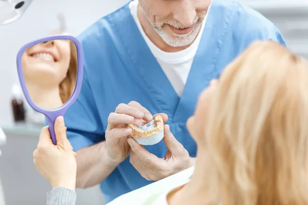 Οδοντίατρος δείχνει σαγόνια μοντέλο — Φωτογραφία Αρχείου
