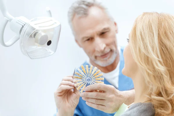 Dentist matching teeth colour — Stock Photo, Image