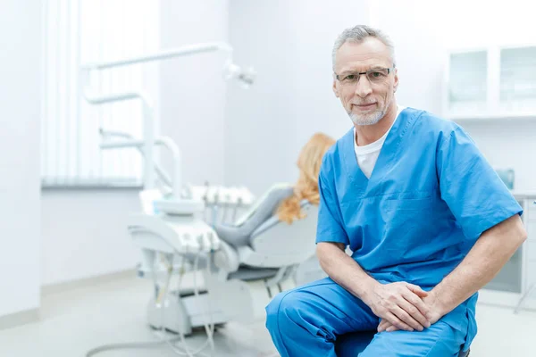 Dentista sênior em uniforme — Fotografia de Stock