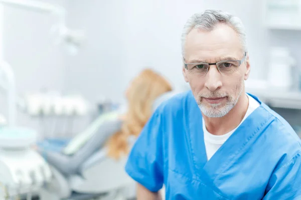 Dentista senior en uniforme — Foto de Stock