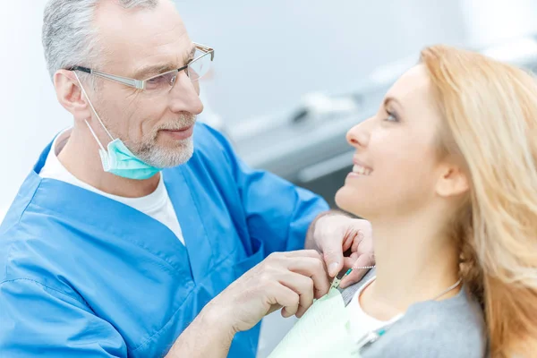 Dentista com paciente em clínica odontológica — Fotografia de Stock