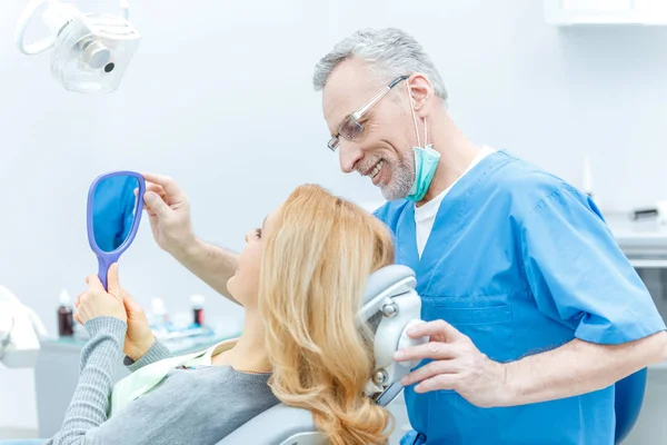Tandläkare med patient på tandvårdskliniken — Stockfoto
