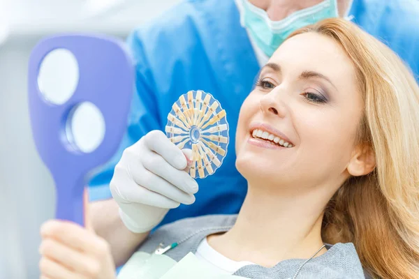 Tandläkare matchande tänder färg — Stockfoto