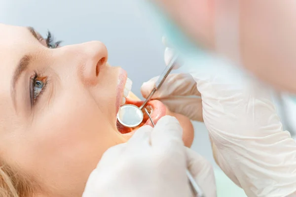 Paziente al check-up dentale — Foto Stock