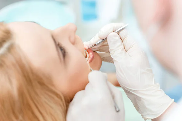 Paziente al check-up dentale — Foto Stock