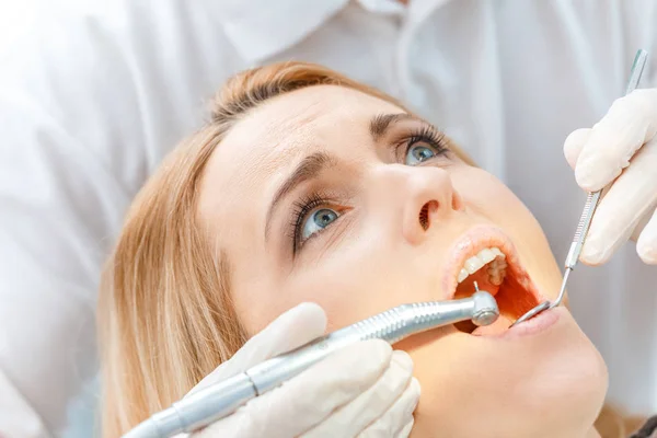 Dentist curing scared patient — Stock Photo, Image