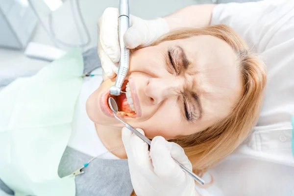 Dentista cura paciente assustado — Fotografia de Stock