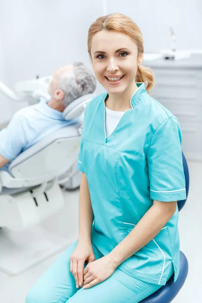 Lächelnder professioneller Zahnarzt — Stockfoto