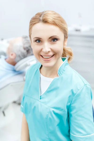 Sorridente dentista professionista — Foto Stock