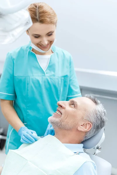 Reifer Patient beim Zahnarzt — Stockfoto