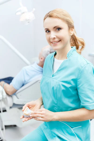Lachende professionele tandarts — Stockfoto