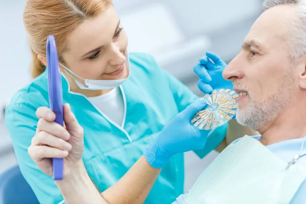 Dentista e paziente in clinica — Foto Stock