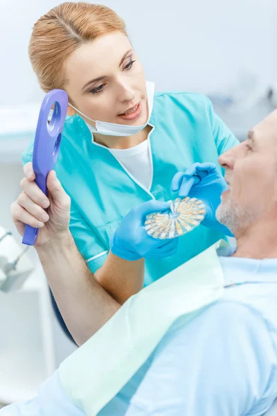 Dentista e paziente in clinica — Foto Stock