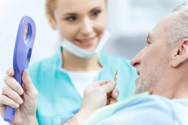 Diş hekimi ve hastada klinik — Stok fotoğraf