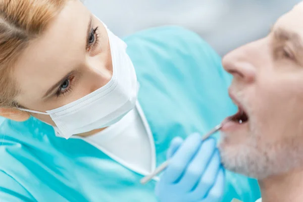 Οδοντίατρος και ασθενής στο ιατρείο — Φωτογραφία Αρχείου