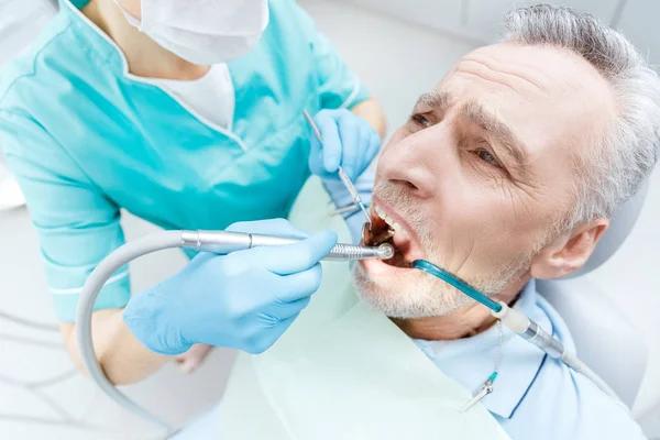 Zahnarzt und Patient in der Klinik — Stockfoto