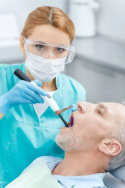 Dentista e paziente in clinica — Foto Stock