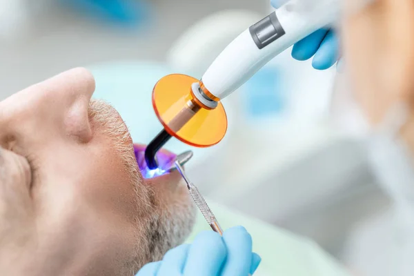 Dentista e paciente na clínica — Fotografia de Stock