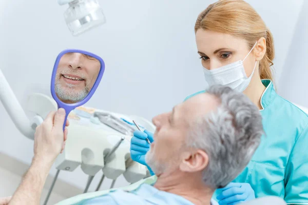 Dentysta i pacjenta w klinice — Zdjęcie stockowe