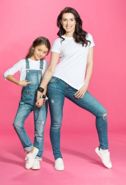 Anne ve kızı smartwatches ile 