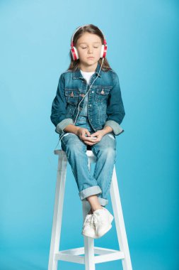 Kız smartphone kullanarak kulaklık