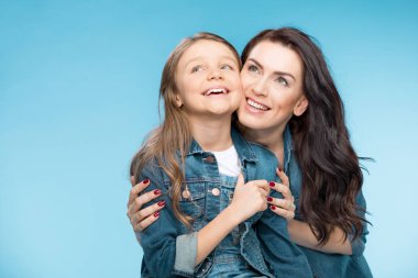 Anne ve Kız Sarılıyor