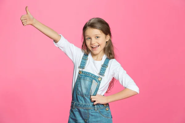 Mädchen zeigt Daumen hoch — Stockfoto