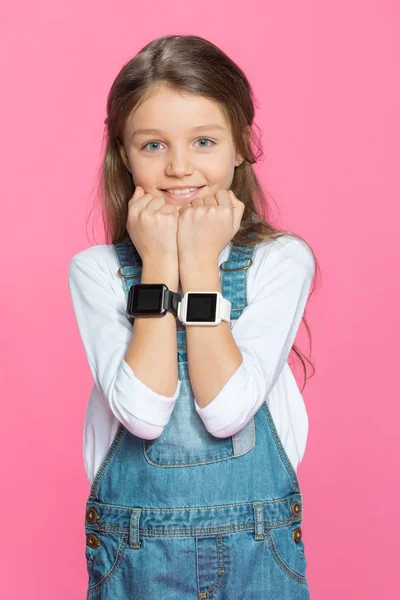 Маленька дівчинка з смарт-годинником — стокове фото