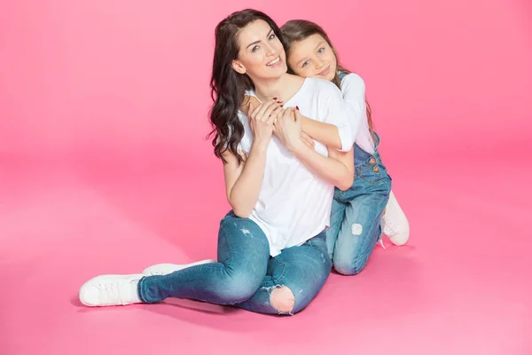 Mother and daughter hugging — Stock Photo, Image