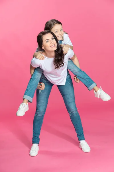 Mother and daughter hugging — Stock Photo, Image