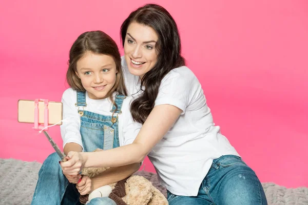 Madre e hija tomando selfie — Foto de Stock