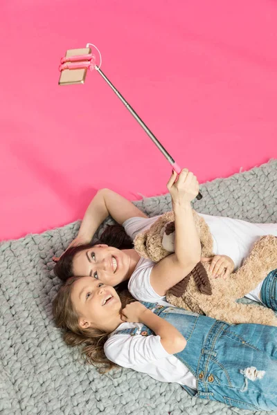 Madre e hija tomando selfie — Foto de Stock