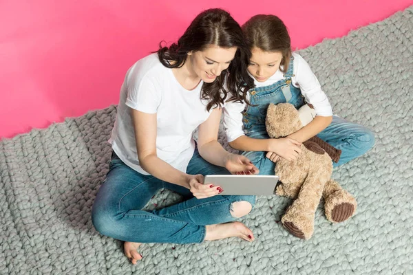 Mãe e filha usando tablet digital — Fotografia de Stock