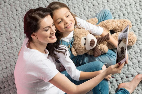 Mãe e filha usando tablet digital — Fotografia de Stock