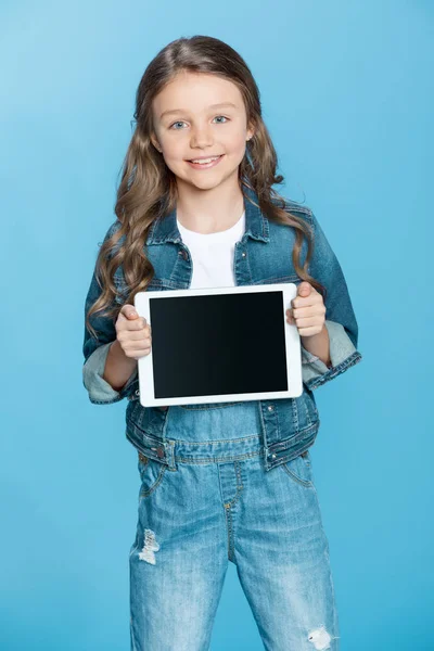 Девушка держит цифровой планшет — стоковое фото