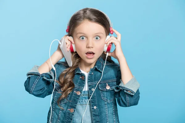 Niña en auriculares — Foto de Stock