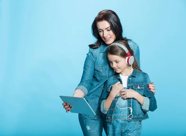 Mãe e filha com tablet digital — Fotografia de Stock