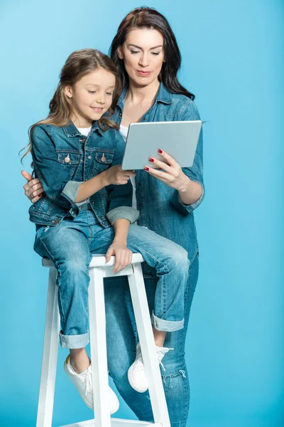 Mor och dotter med digitala tablett — Stockfoto